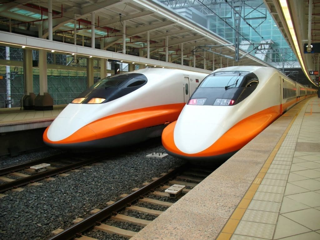 PA, PBT y PET para la fabricación de componentes de vehículos como trenes y coches eléctricos.